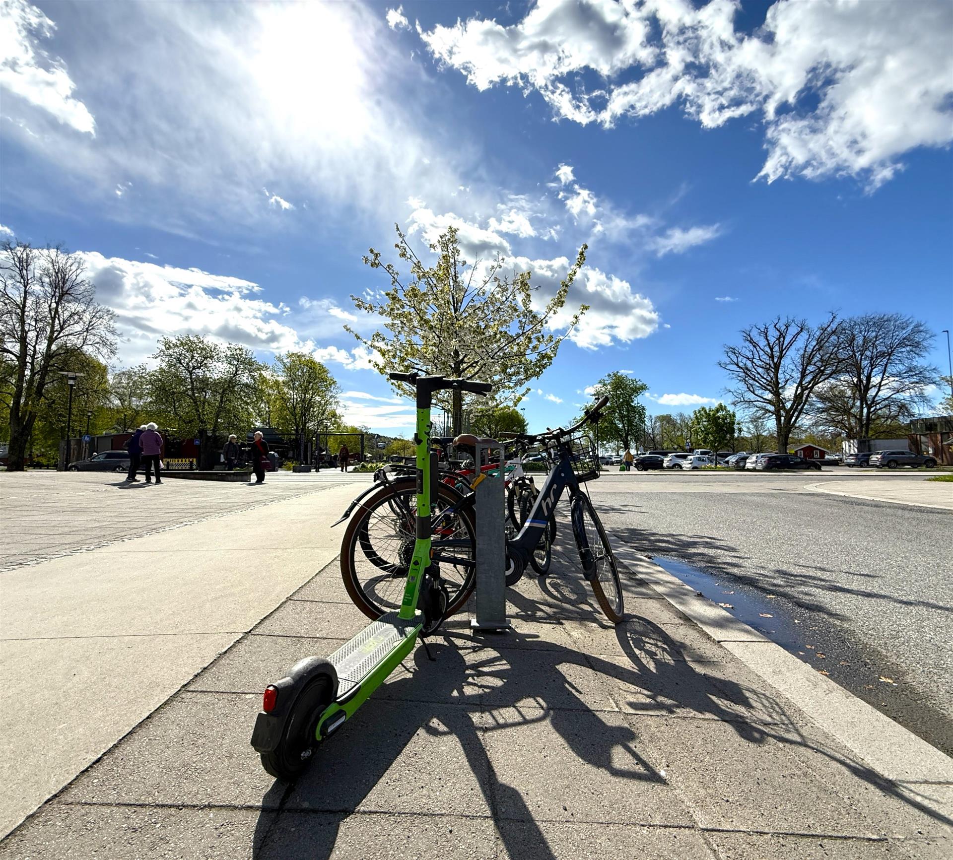 Sparkesykkel og sykkel parkert.