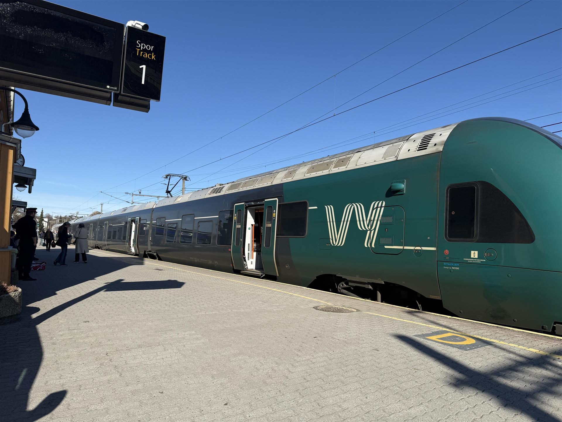 Tog på en stasjon. 