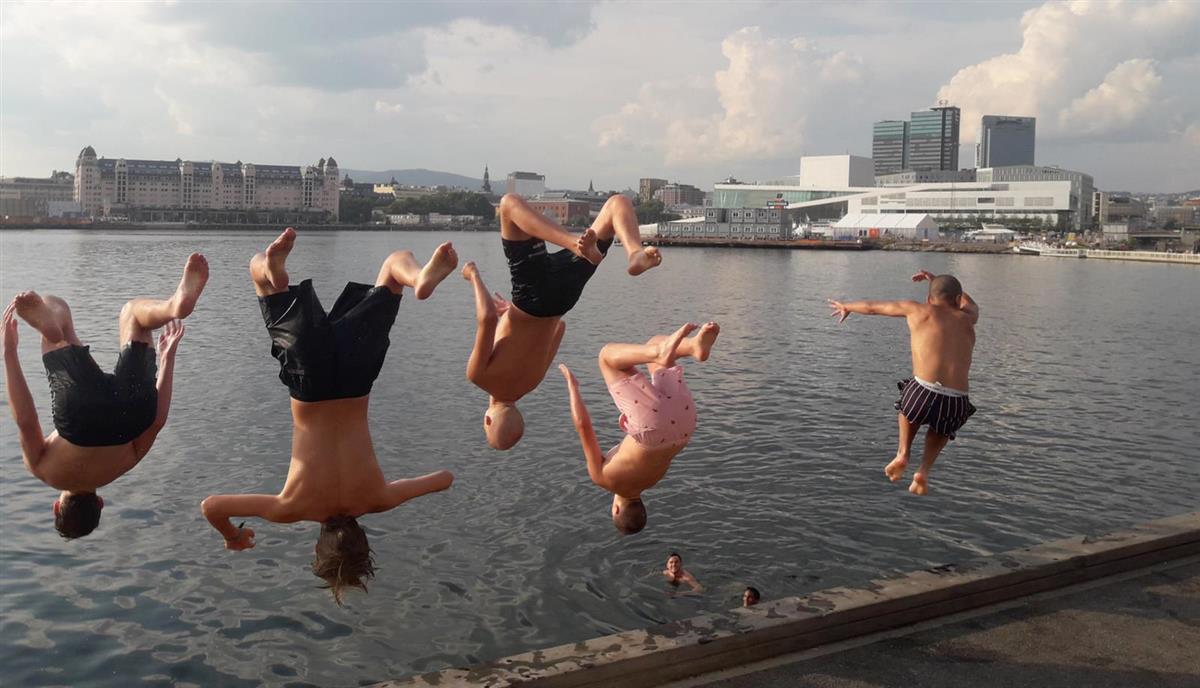ungdommer som bader på Sørenga i Oslo - Klikk for stort bilde