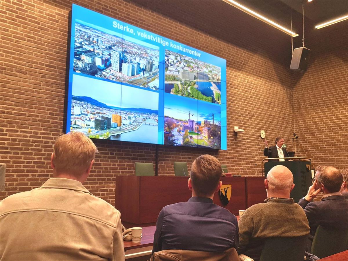 Tilhørere som ser på en skjerm - Klikk for stort bilde